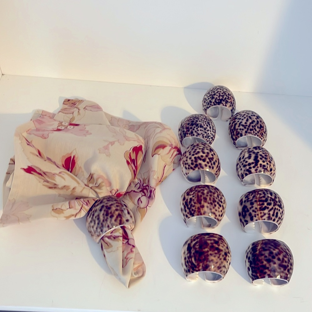 NWOT  Vintage VERY UNIQUE SHELL NAPKIN RINGS